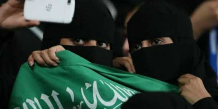 ?

Perempuan penggemar sepak bola Arab Saudi di pertandingan semi final Liga Champion Asia. Foto:repro bbc