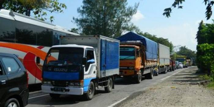 Jalur Ngawi-Sragen yang merupakan jalan nasional diperbaiki jelang Lebaran. 
Foto Zainal Abidin/ HARIAN BANGSA

