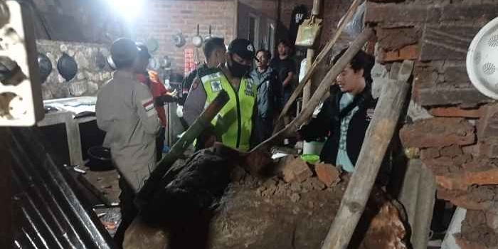 Longsoran batu yang menimpa rumah salah seorang warga diduga akibat cuaca ekstrem yang sedang terjadi di wilayah Kabupaten Kediri. Foto: Ist.