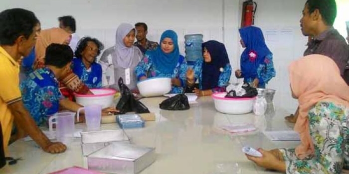 Para penyandang disabilitas saat mengikuti pelatihan membuat aneka macam kue di kantor BLK Bojonegoro. foto: EKY NURHADI/ BANGSAONLINE