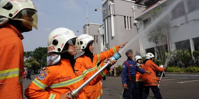 Relawan PMI saat simulasi pemadaman api di balai kota Surabaya. foto: harian bangsa