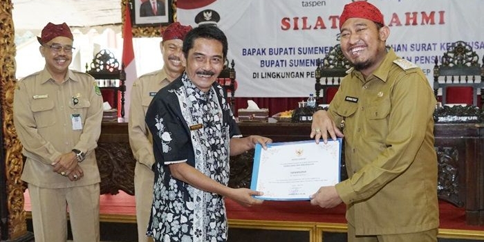 Bupati Fauzi pada saat penyerahan Surat Keputusan (SK) Pensiun PNS Terhitung Mulai Tanggal (TMT) Agustus dan September 2022, di Pendopo Agung Keraton Sumenep, Senin (05/09/2022).