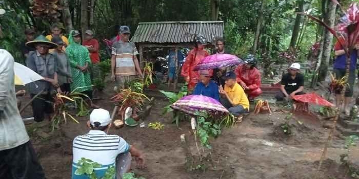 Suasana pemakaman korban di Desa Sumberagung Kecamatan Wates Kabupaten Kediri. Foto: Ist.