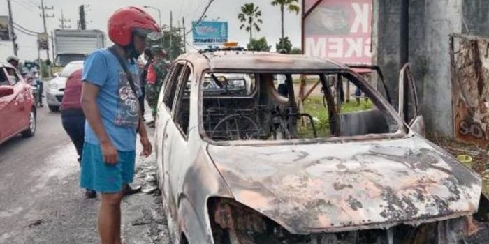 Kerangka mobil jenis Daihatsu Xenia Nopol L 1959 WK yang hangus terbakar di Jl. Raya Tangkel Desa Burneh, Kecamatan Burneh, Kabupaten Bangkalan, Senin (4/1/2021) sekitar pukul 07.00 WIB.