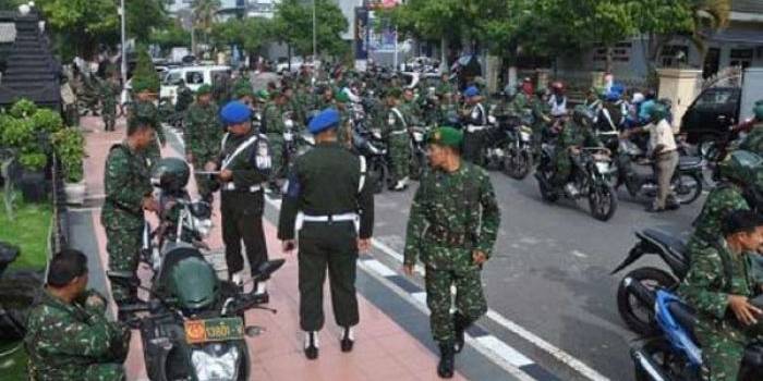 Motor dinas maupun pribadi anggota TNI di Kodim 0808 Blitar ketika diperiksa kelengkapannya, kemarin. foto: tri susanto/ BANGSAONLINE