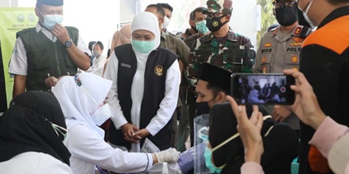 Gubernur Khofifah bersama Kapolda Jatim dan Pangdam V Brawijaya meninjau pelaksanaan vaksinasi di Ponpes Lirboyo Kota Kediri.