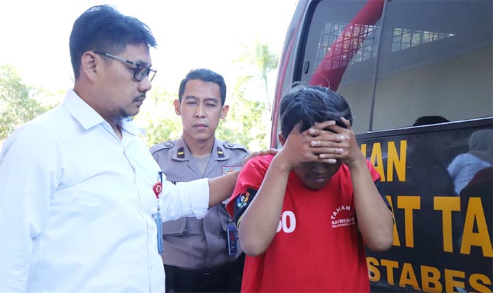 Tersangka LA saat digelandang ke Mapolrestabes Surabaya.