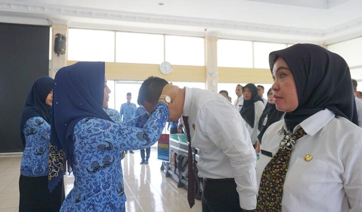 Wali Kota Mojokerto Ika Puspitasari secara simbolis memasangkan tanda pengenal dalam pembukaan Pelatihan dan Uji Sertifikasi Pengadaan Barang Serta Jasa.