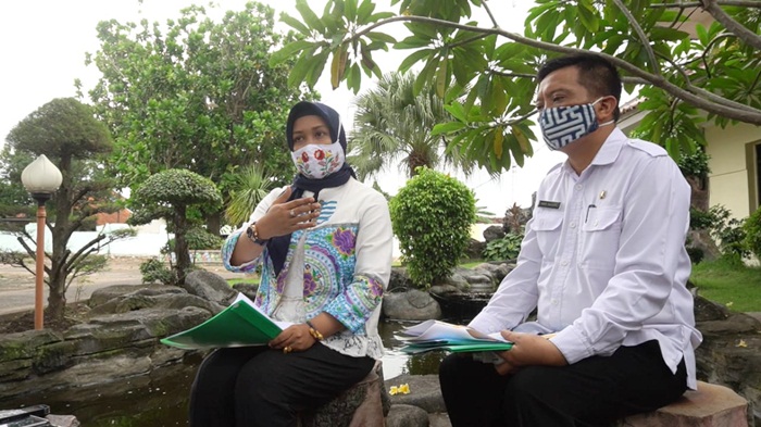 Wali Kota Mojokerto didampingi Kadis Pendidikan saat memberikan keterangan pers tentang persiapan Skema New Normal PPDB Online.