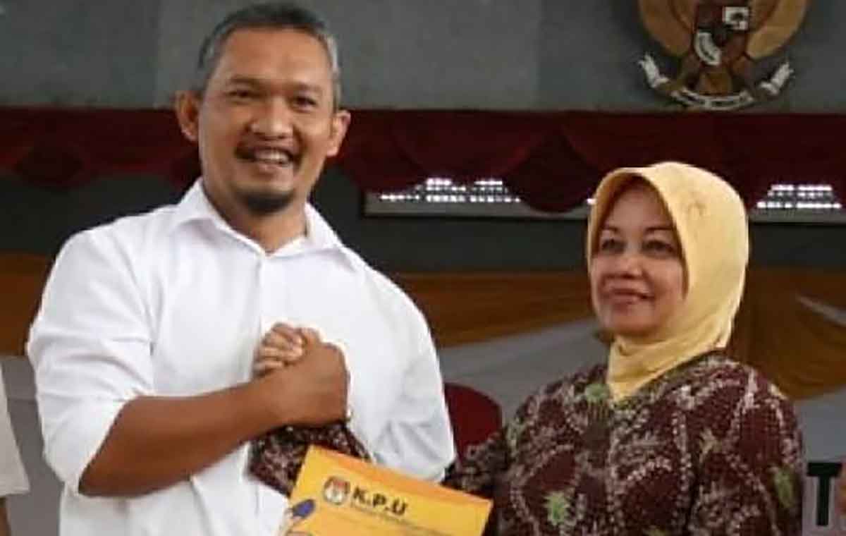 Ari Purnomo Adi saat menjadi calon bupati pada Pilkada 2014 di Kabupaten Kediri bersama lawannya, Haryanti Sutrisno. Foto: Ist