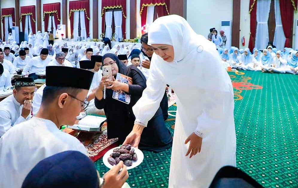 Gubernur Khofifah saat menguguhkan kurma sebagai hidangan berbuka puasa kepada peserta khataman disabilitas tuli. (Ist)