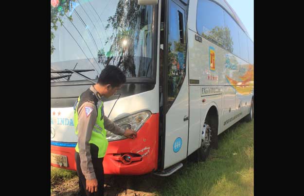 Bus yang menabrak pengendara motor diamankan di Polres Ngawi.