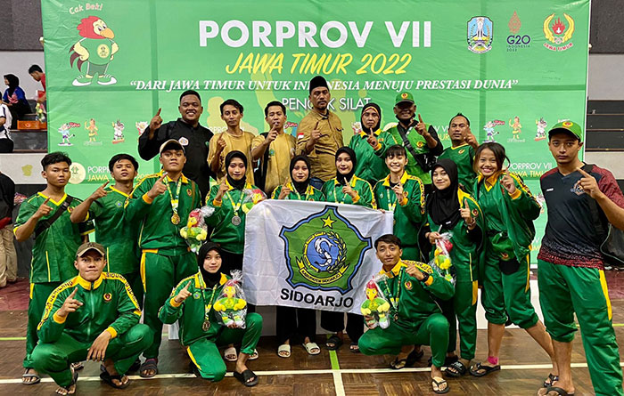 Atlet Pencak Silat Sidoarjo saat pose bersama usai meraih juara di Porprov Jatim 2022. Foto: Ist