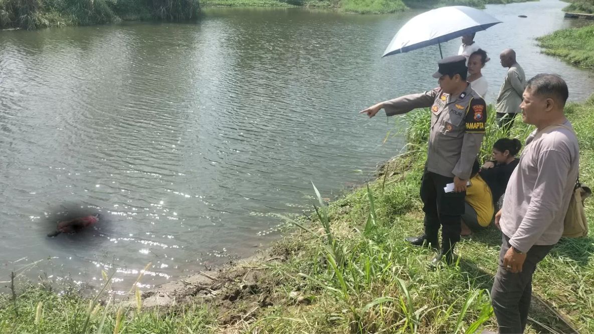 Anggota Polsek Sumbergempol dan tim Inafis Polres Tulungagung saat akan melakukan evakuasi jasad korban