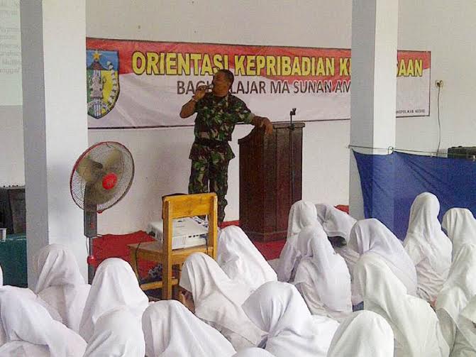 Kapten Arh Ajir saat menyampaikan paparannya di hadapan siswa/siswi MA Sunan Ampel Pare. Foto: Pendam Brawijaya/bangsaonline.com