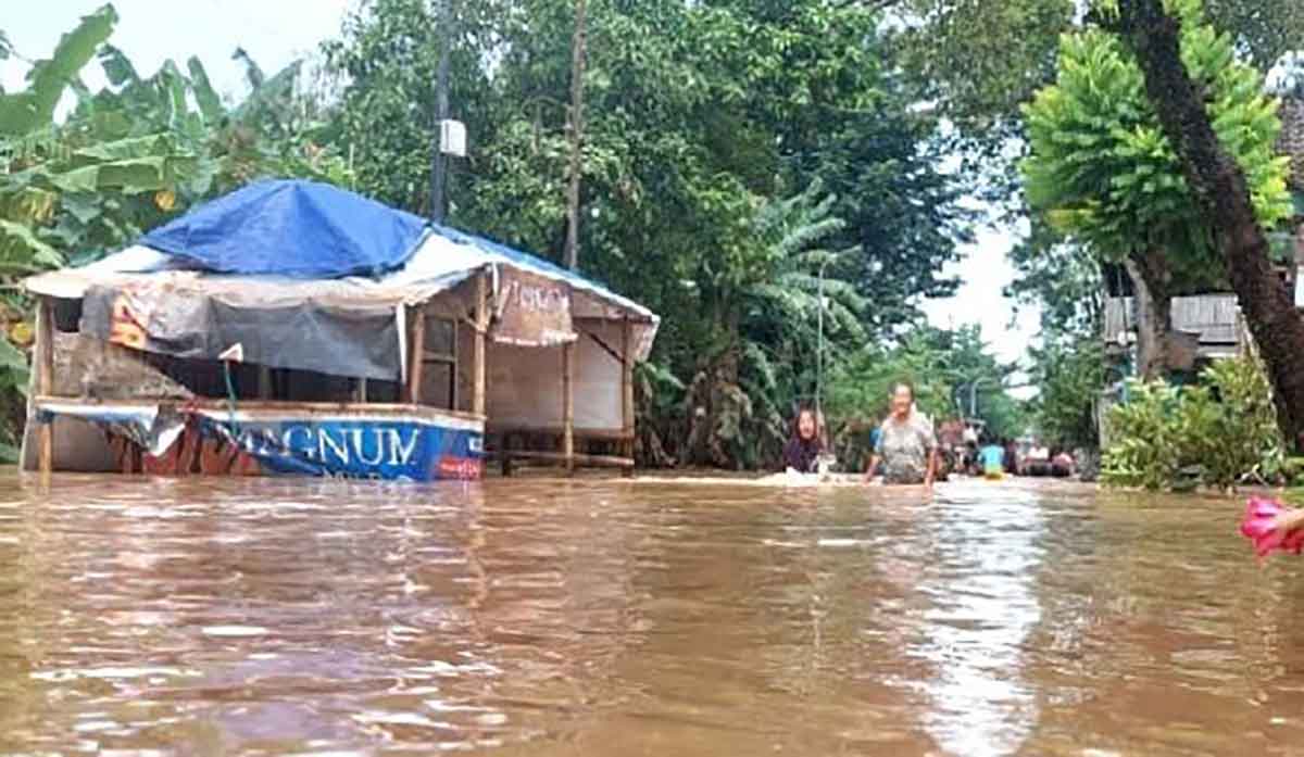 Suasana banjir yang melanda Jombang.