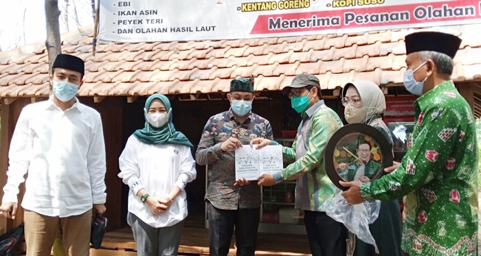 Menteri Desa dan PDTT Abdul Halim Iskandar ketika berada di Pantai Semilir bersama Ketua DPRD Tuban, Mohammad Miyadi.