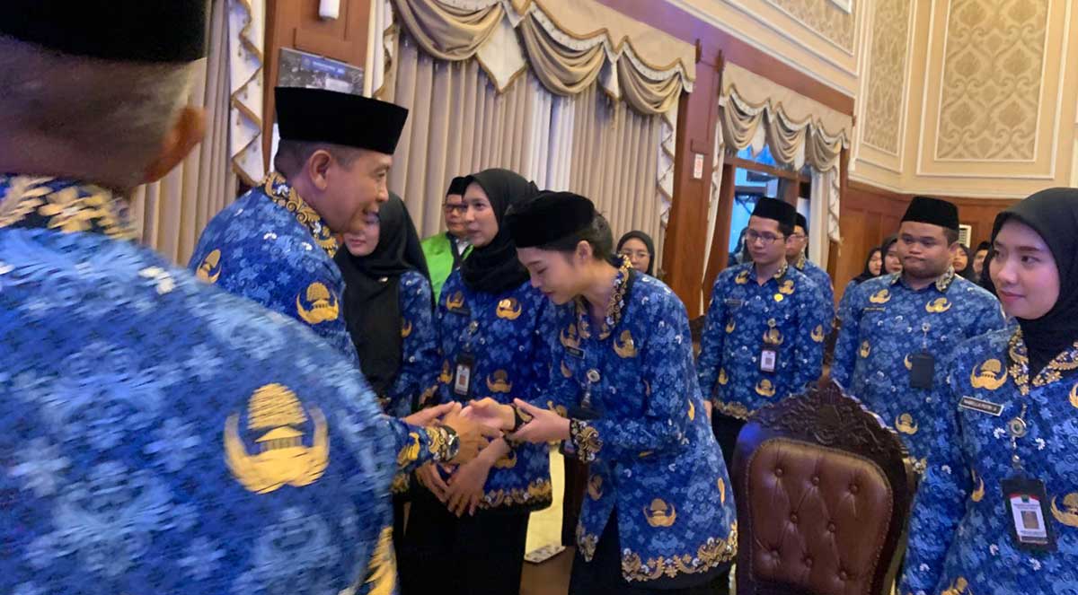 Wali Kota Malang saat bersalaman dengan sejumlah ASN.