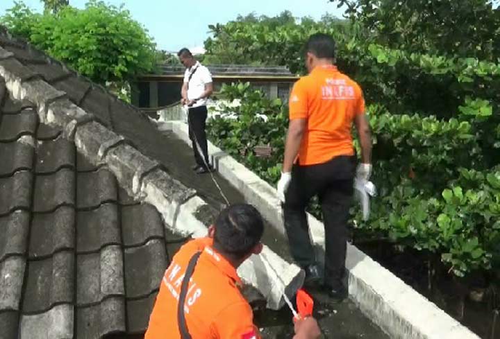Polisi melakukan olah TKP di rumah Mbah Warto yang diteror bom molotov.