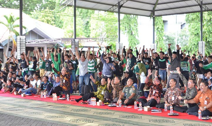 Bupati Sambari Bersama Forkompida Nobar Final Persebaya Vs Persija Piala Gubernur 2020