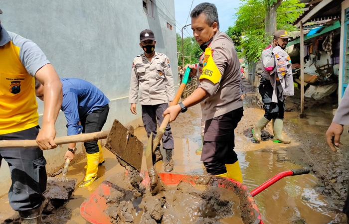 Kapolres Probolinggo AKBP Ferdy Irawan saat ikut membersihkan sisa lumpur pasca banjir.