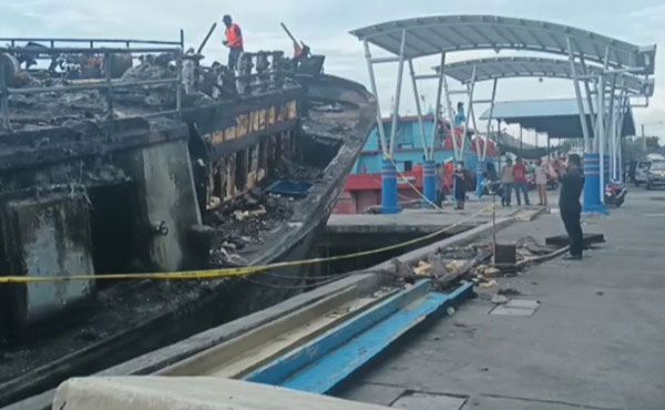 Kondisi kapal ikan yang terbakar di Pelabuhan Perikanan Pantai Mayangan Kota Probolinggo.
