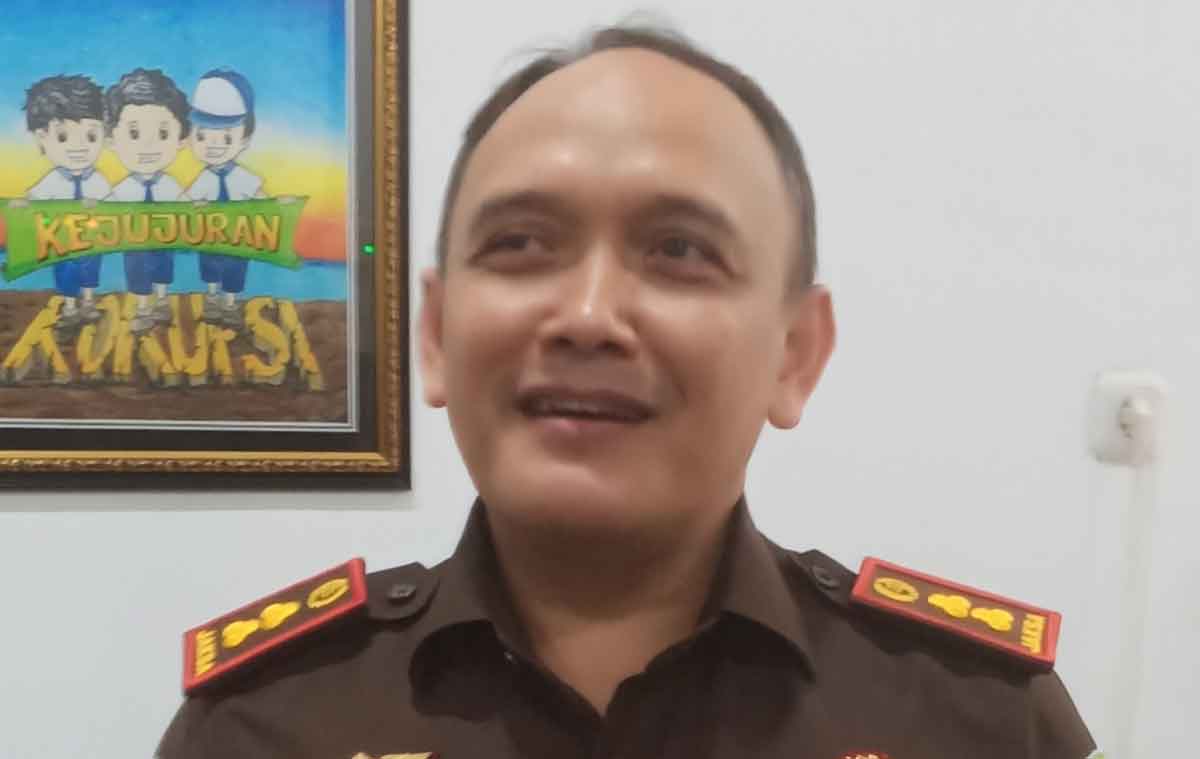 Kajari Gresik, Nana Riana.