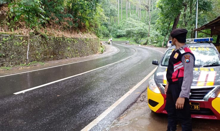 Satu anggota Satsabhara sedang memantau lalu lintas yang tampak lengang.
