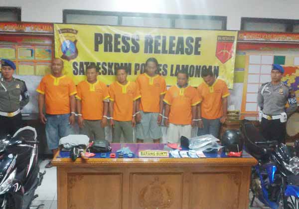 Keenam tersangka sindikat pembacok bacabup Lamongan yang sudah ditangkap Polres Lamongan. (foto: haris/BANGSAONLINE)