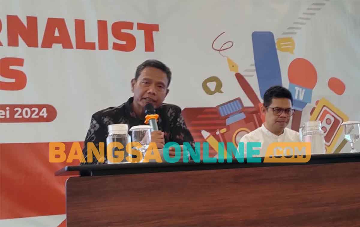 Kepala OJK Kediri, Bambang Supriyanto (kiri), dan salah satu narasumber, Hudiyanto. Foto: MUJI HARJITA/BANGSAONLINE