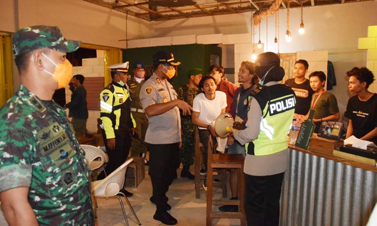 Tim gabungan saat meminta masyarakat yang nongkrong di warung dan care untuk segera pulang guna menghindari penyebaran virus Corona, Selasa (24/3) pagi.