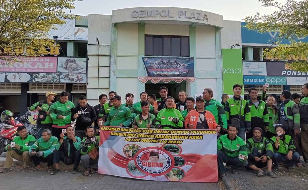 Komunitas ojol se-Kecamatan Gempol, Kabupaten Pasuruan, saat deklarasi dukung Gibran jadi calon wakil presiden pada pesta demokrasi mendatang.