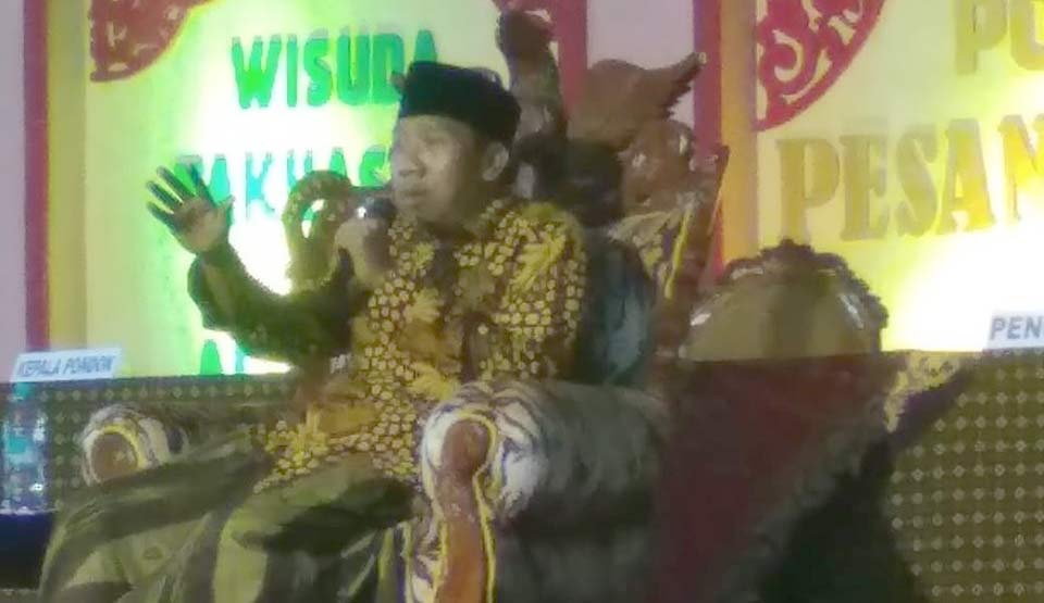 KH. Abdul Qoyyum Mansur saat memberikan mauidhoh hasanah pada acara Wisuda Takhassus dan Bin Nadhor di Pondok Pesantren Tebuireng Jombang, Jawa Timur, Selasa malam (30/4/2019). foto: bangsaonline.com