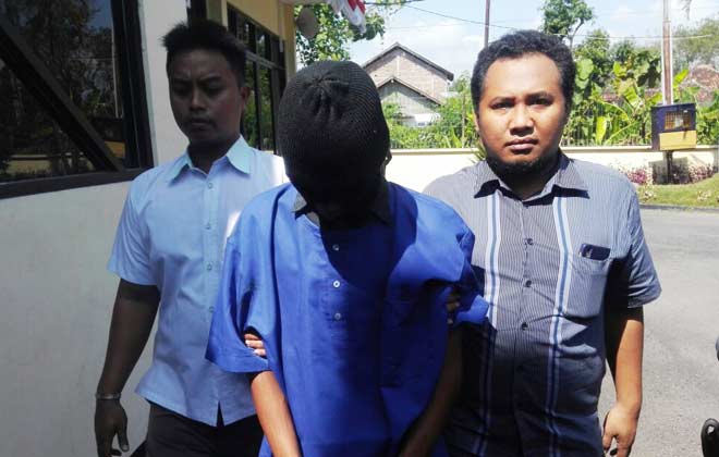 Tersangka saat digelandang menuju Mapolres Bojonegoro.