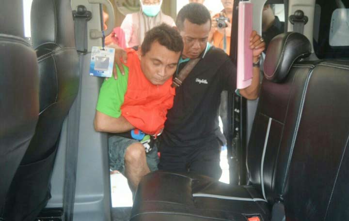 Kades Segoromadu nonaktif Samsul Huda saat dibawa ke mobil tahanan Kejari Gresik.