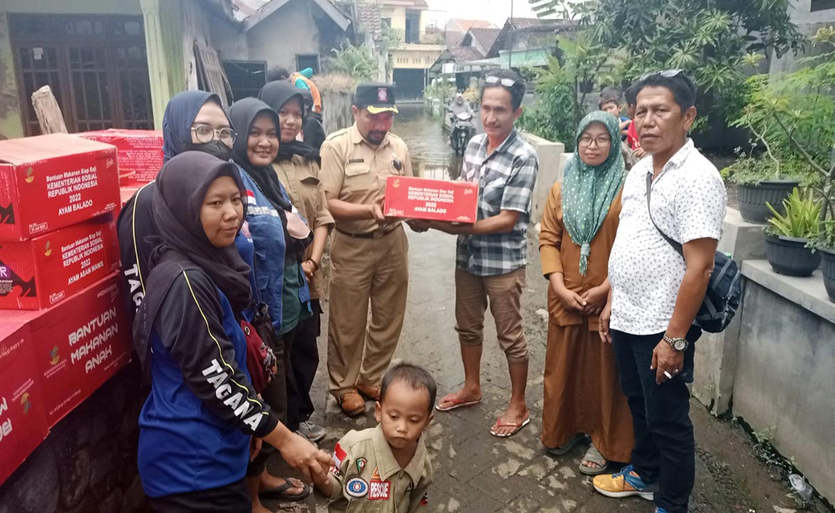 Pemkab Pasuruan Bantu 100 Paket Sembako Bagi Warga Terdampak Banjir di Gempol