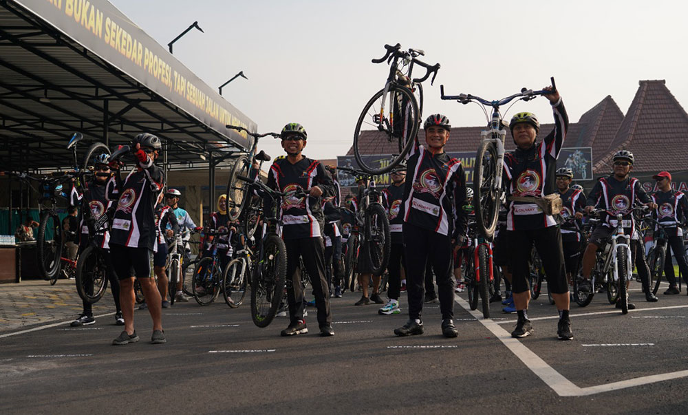 Gowes HUT Bhayangkara, Danrem, Forkopimda, dan PWI Bersatu di Polres Mojokerto Kota