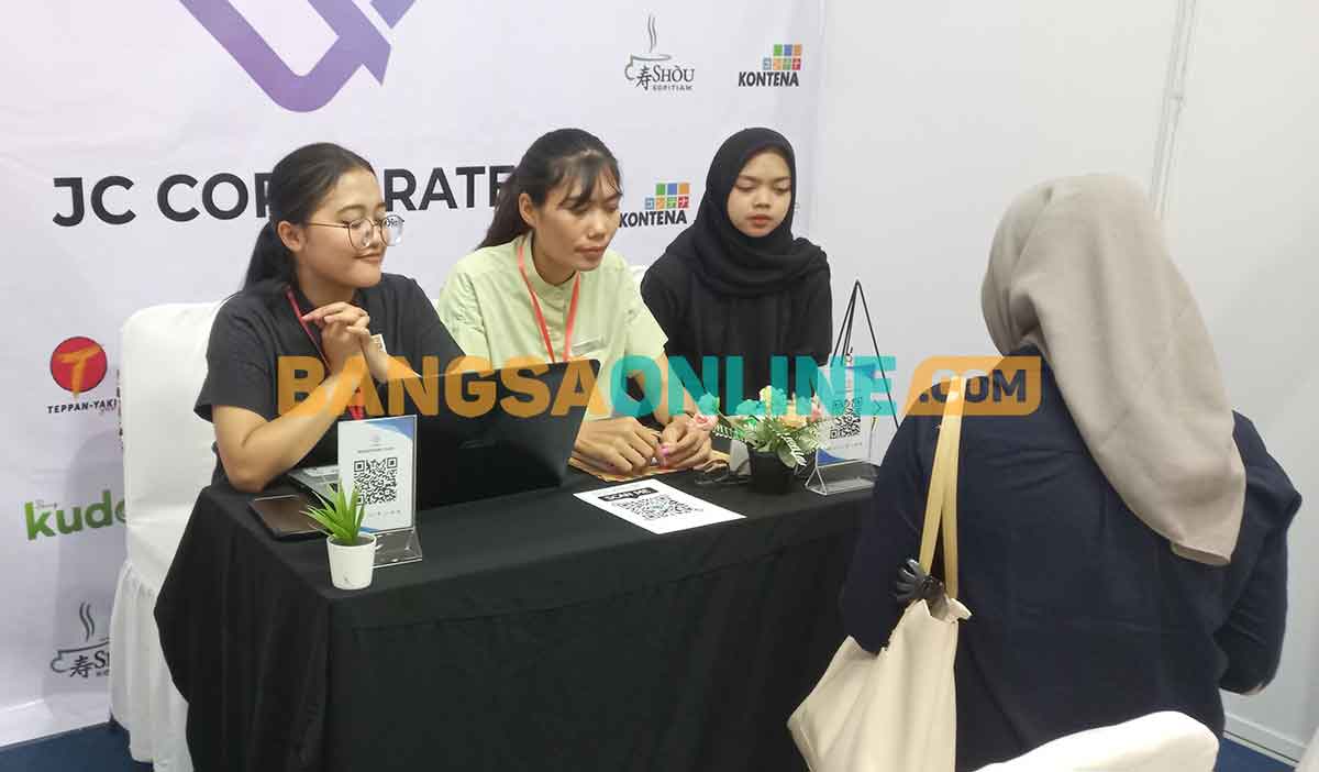Para pencari kerja saat wawancara dengan manajemen perusahaan dalam Job Fair 2023 yang berlangsung di Balai Kota Among Tani, Kota Batu. Foto: ADI WIYONO/ BANGSAONLINE