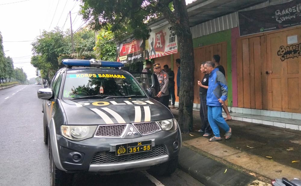 Anggota Polisi dari Polsek Magetan saat mengamankan pelaku curas di Kelurahan Sukowinangun Magetan. Foto: ANTON/HB