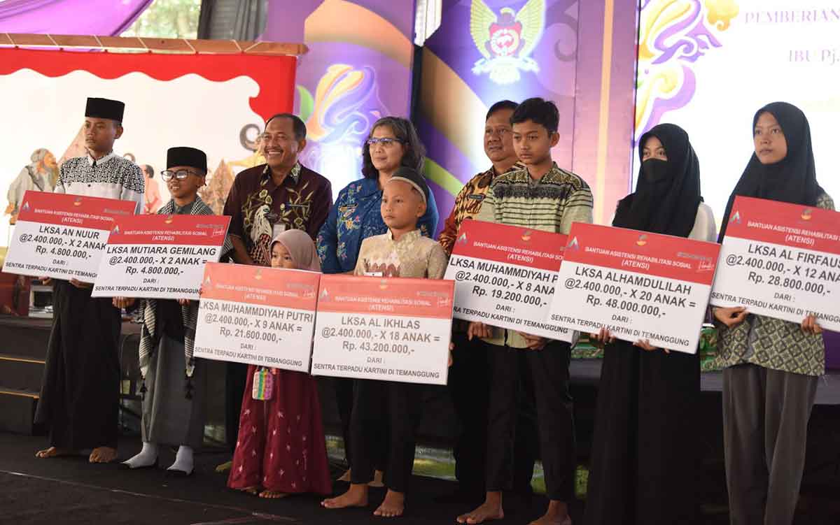 Pj Wali Kota Kediri, Zanariah, bersama anak yatim. Foto: Ist