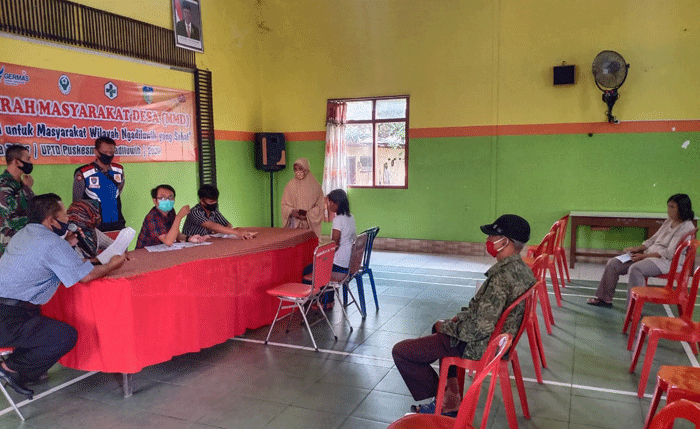 Warga sedang antre menerima bansos JPS dengan penerapan protokol kesehatan.