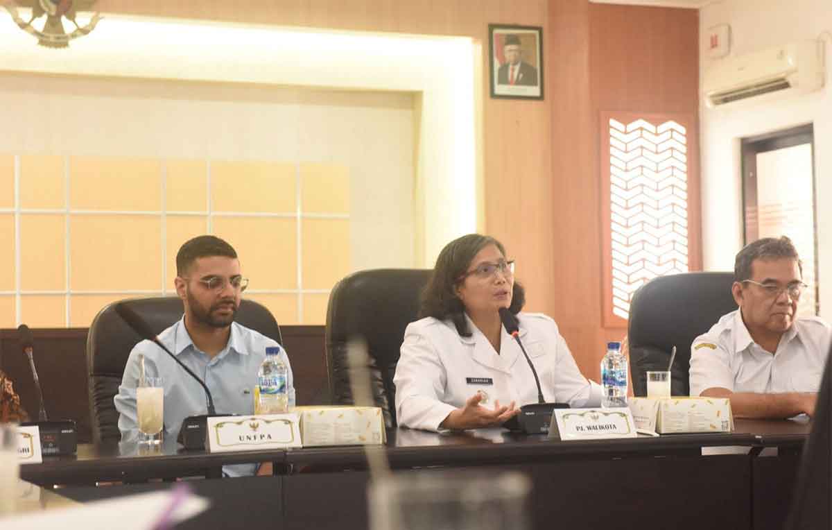 Pj Wali Kota Kediri saat memberi sambutan. Foto: Ist
