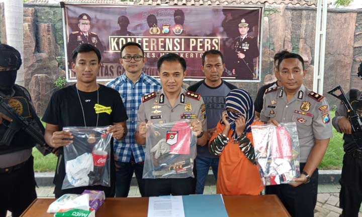 Kapolres Mojokerto AKBP Setyo K Heriyatno menghadirkan tersangka pembobol minimarket dan menunjukkan barang bukti.