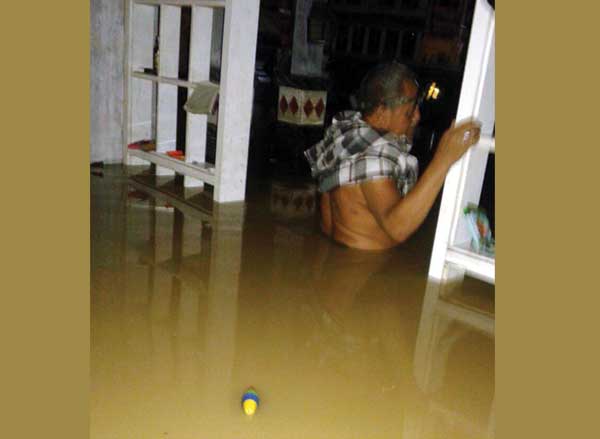 Banjir yang menenggelamkan perumahan warga. (istimewa).