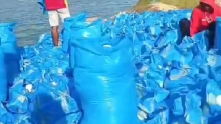 Garam dari pulau gili raja saat hendak diangkut ke perahu 