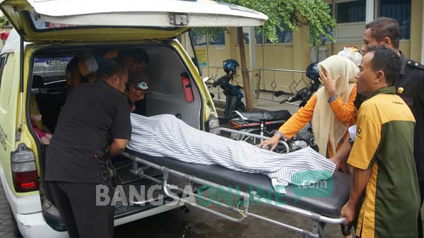 Inobel Bunga Febrianti saat dibawa menuju rumah duka dari RSUD Jombang. foto: rony suhartomo/ BANGSAONLINE