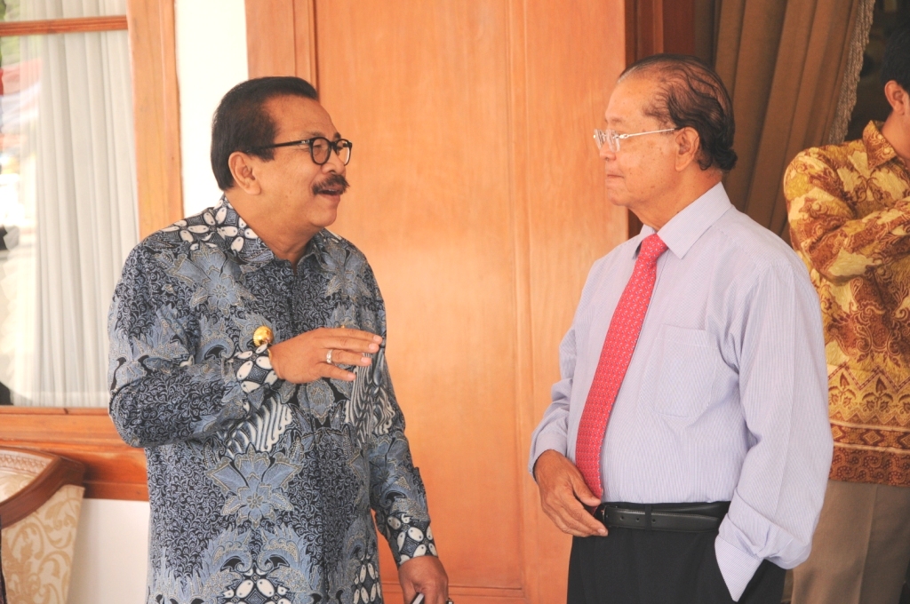 AUDIENSI. Pakde Karwo dan Cosmas Batubara Presiden Komisaris PT Multi Bintang Indonesia di Grahadi. foto : nisa/bangsaonline