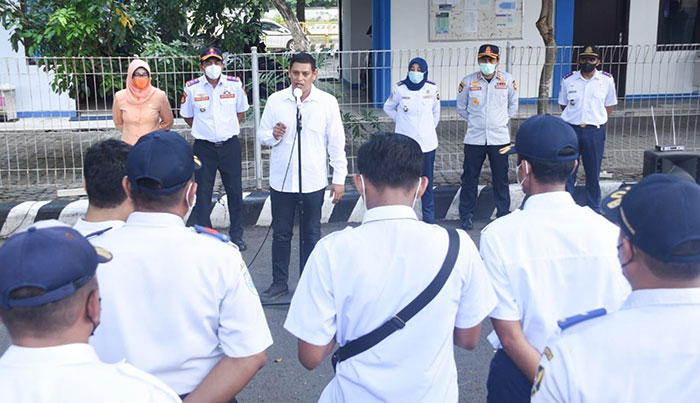 Wali Kota Kediri, Abdullah Abu Bakar, saat memberikan sambutan kepada petugas dinas perhubungan. Foto: Ist 