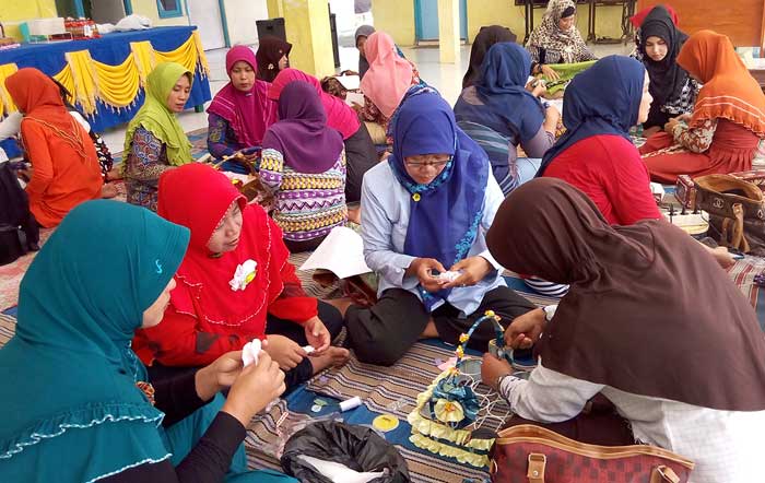 Para ibu-ibu yang tergabung dalam UMKM handycraft. foto: SYUHUD/ BANGSAONLINE