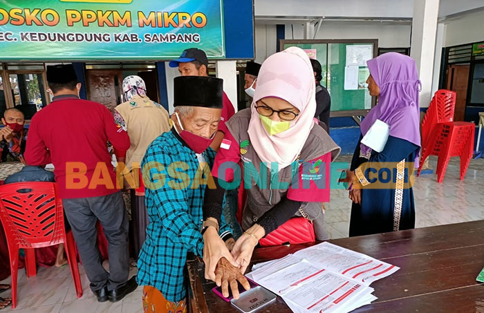 Pendamping PKH saat melakukan pencarian bantuan di Kecamatan Kedungdung. Foto: MUTAMMIM/BANGSAONLINE

